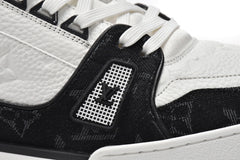 Trainer Black White