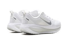 Vomero 18 WMNS"White Photon Dust Summit White Metallic Silver" HM6804 104